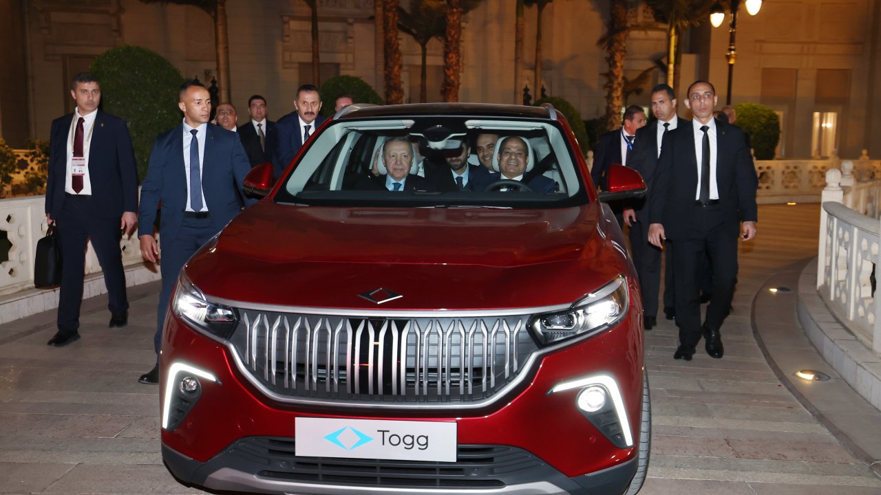 Cumhurbaşkanı Erdoğan’dan Mısır Cumhurbaşkanı es-Sisi’ye Togg hediye etti