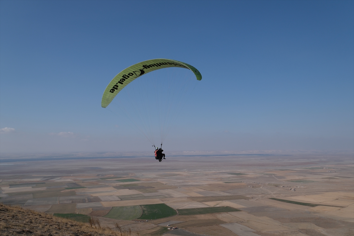 Yamaç paraşütü yapmanın keyfini 76 yaşında çıkardı