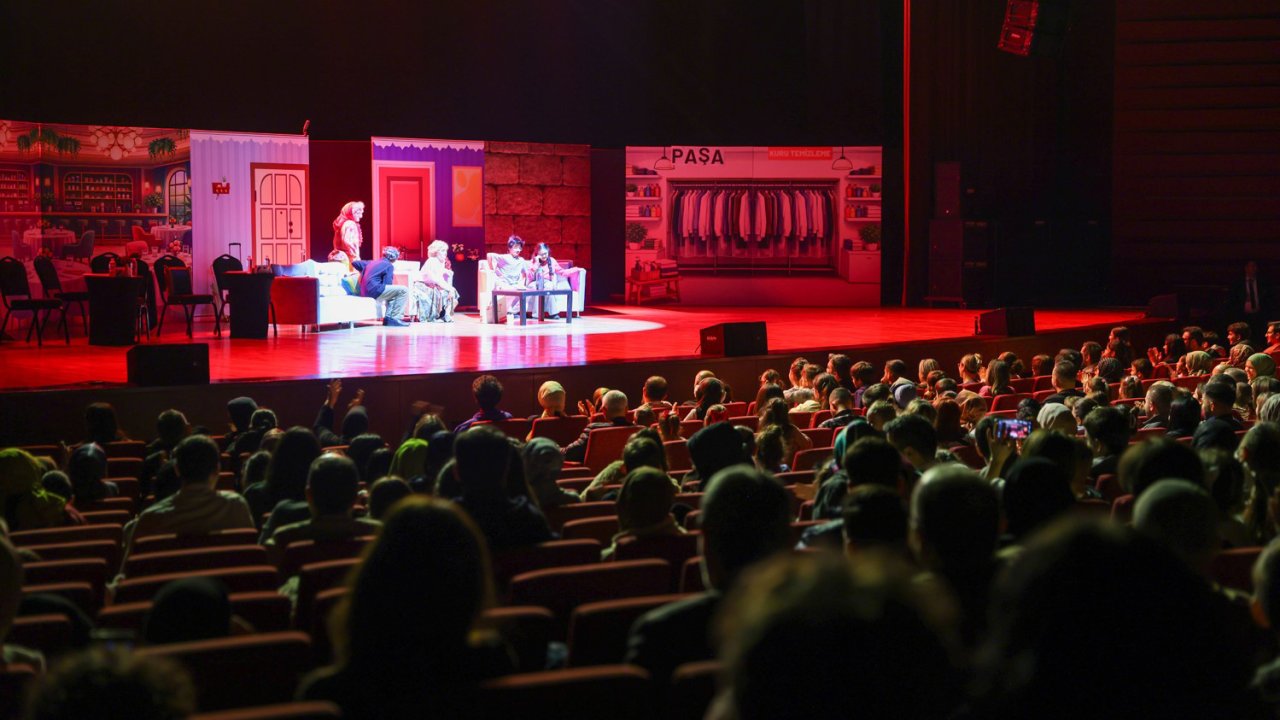 Selçuklu’da kahkaha fırtınası! Minik yıldızlar “Paldır Güldür Şov 8” ile coşturdu