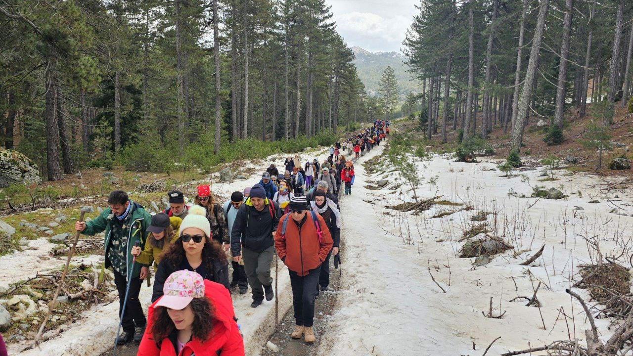 Beyşehir’de beyaz büyü: Karlar altında nefes kesen doğa yürüyüşü