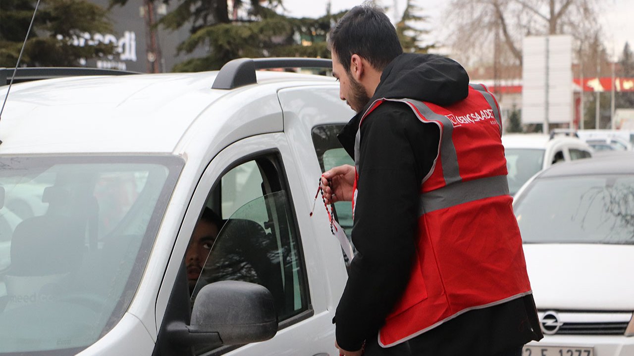 Konya’da trafik yoğunluğuna tesbihli mesaj: “Saadet Gelene Kadar Sabır”