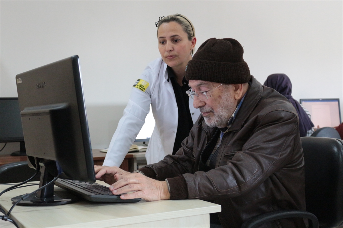 Torunlarından etkilenerek 70 yaşında bilgisayar kursuna başladı