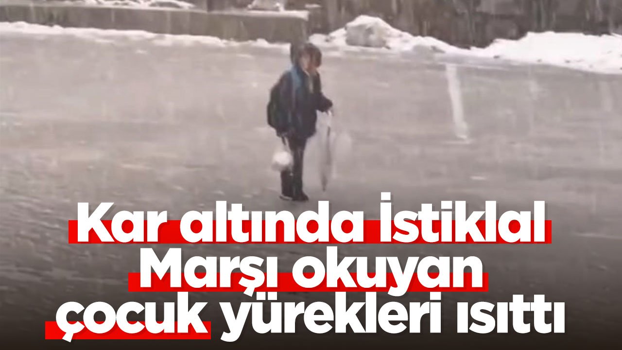 Yoğun kar yağışı altında İstiklal Marşı okuyan çocuk yürekleri ısıttı