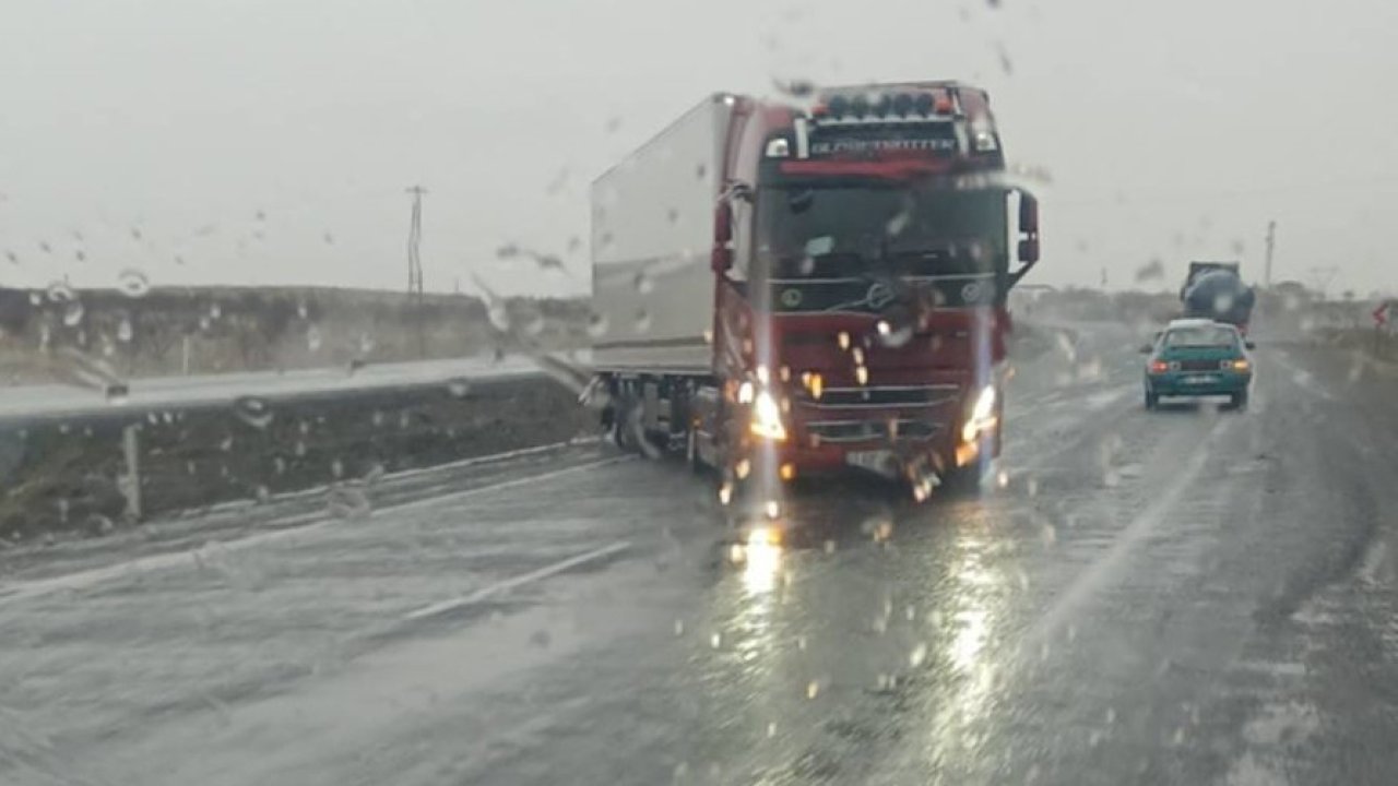 Karapınar’da fırtına alarmı: Şiddetli rüzgar ve sağanak trafiği felç etti