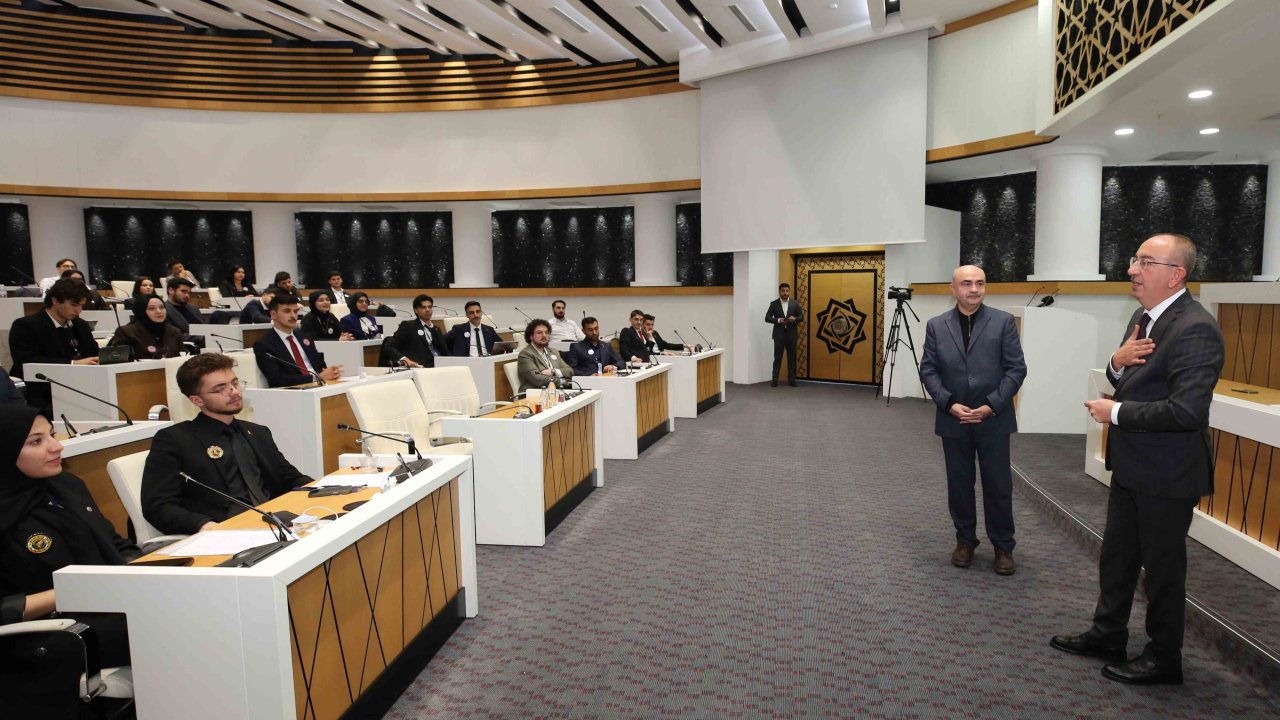 Başkan Kavuş geleceğin siyasetçileriyle aynı mecliste! Gençlere tecrübe ve vizyon mesajı!