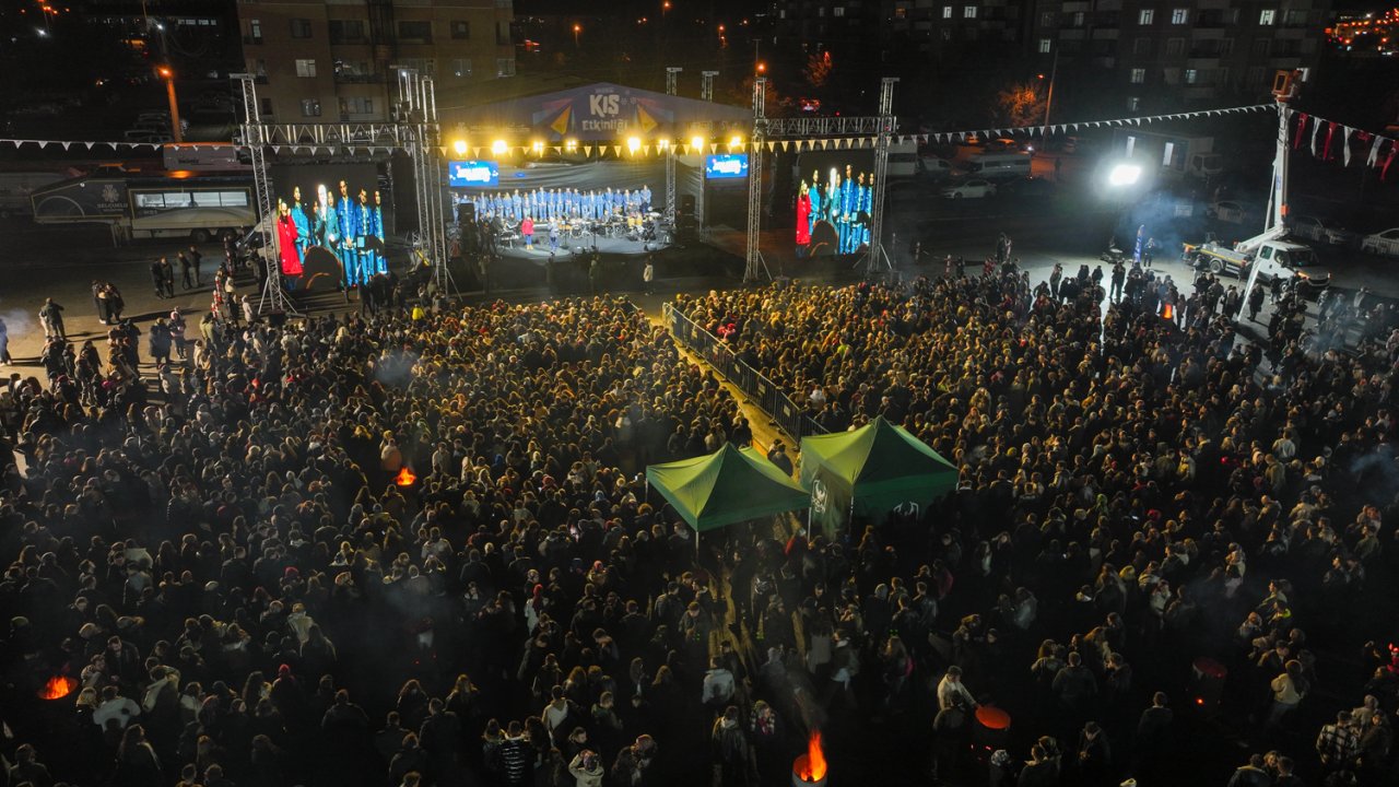 Selçuklu’da gençlik coşkusu zirve yaptı! 90’lar pop konseriyle binlerce genç kış etkinliğinde buluştu!