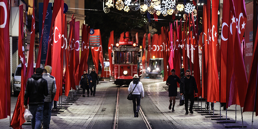 İstiklal Caddesi'ndeki ağaçlar kaldırıldı