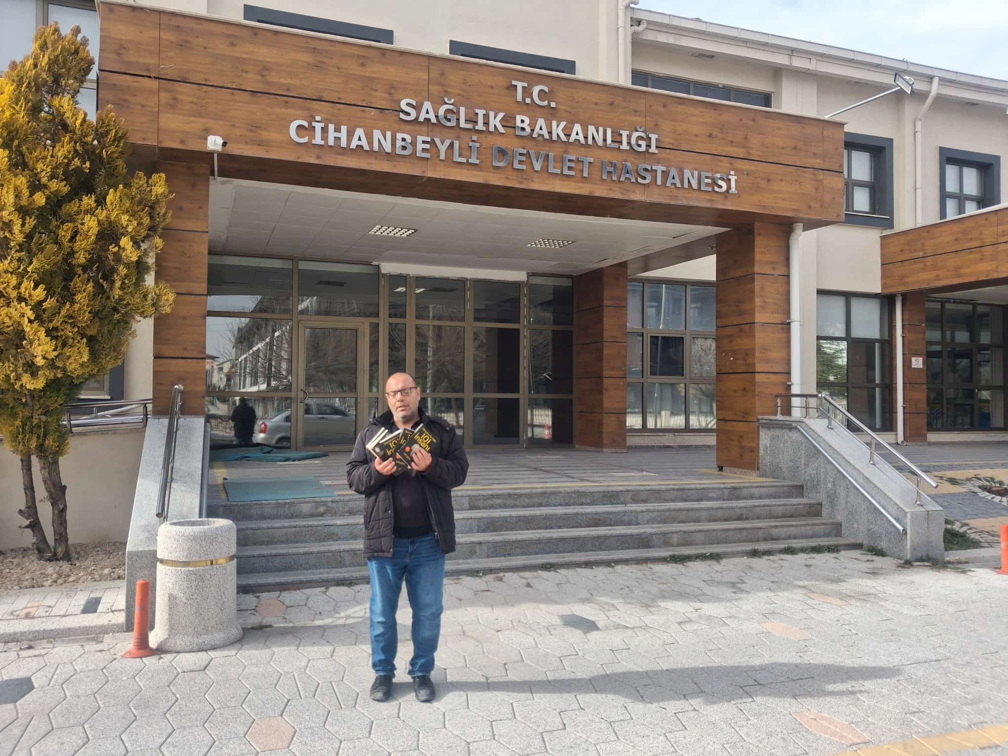 Konya’da öğretmenden anlamlı hareket: Cihanbeyli’de hastalara kendi kitaplarını hediye etti!