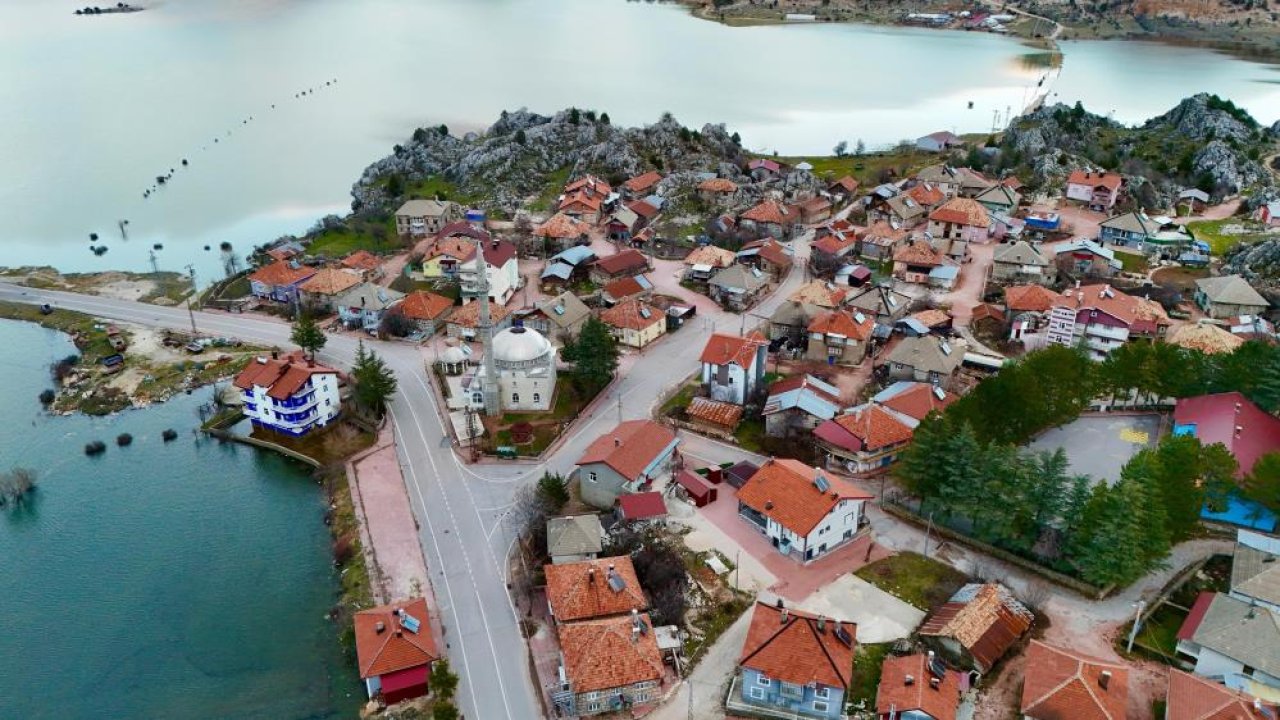 Konya’da şaşırtan görüntü: Derebucak’ta Pınarbaşı Mahallesi deniz oldu