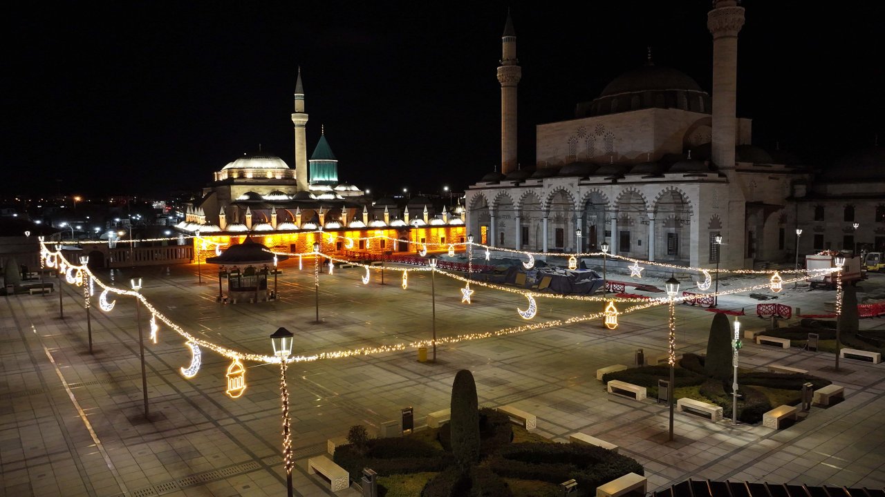 Konya’da Ramazan coşkusu başladı! Mevlana Meydanı ve tarihi çarşılar ışıl ışıl!