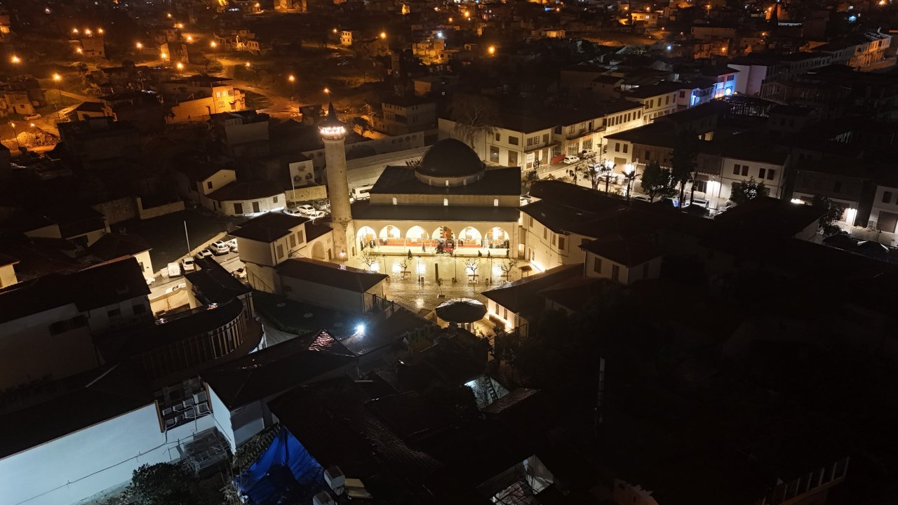 Depremin ardından Habibi Necar Camii'nde ilk teravih namazı kılındı