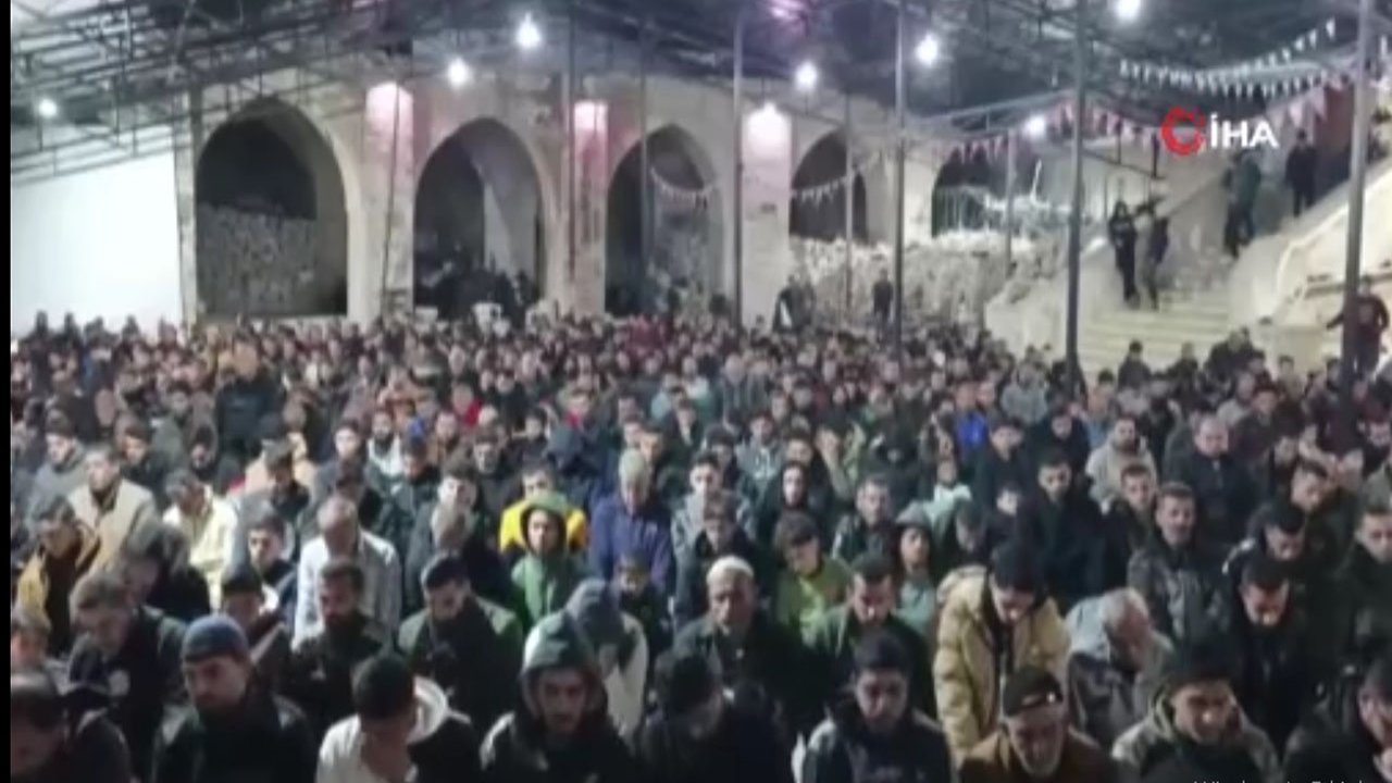 Gazze’deki Büyük Ömer Camii'nde teravih namazı kılındı!