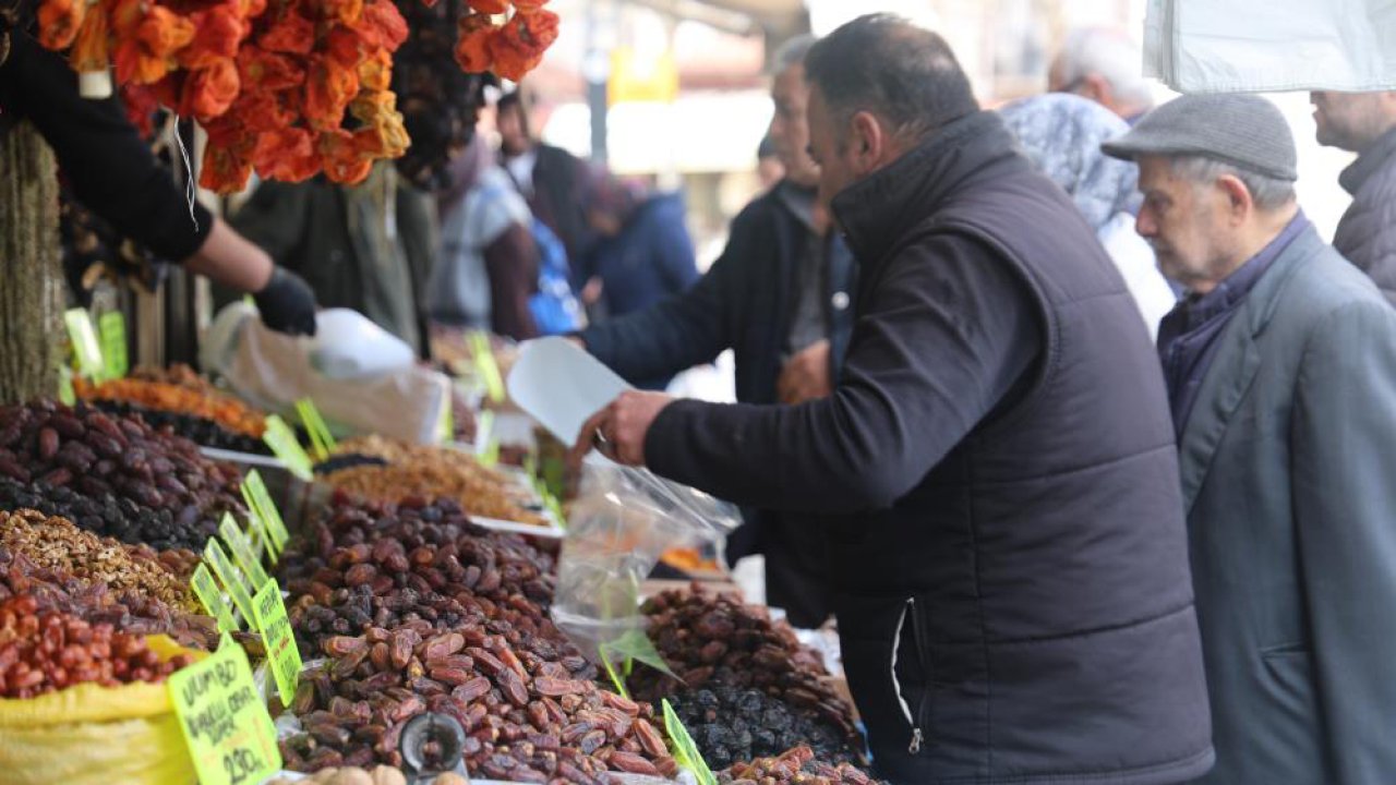 Konya’da Ramazan bereketi başladı: Hurma tezgâhlarda kapış kapış, sofralarda ilk lokma