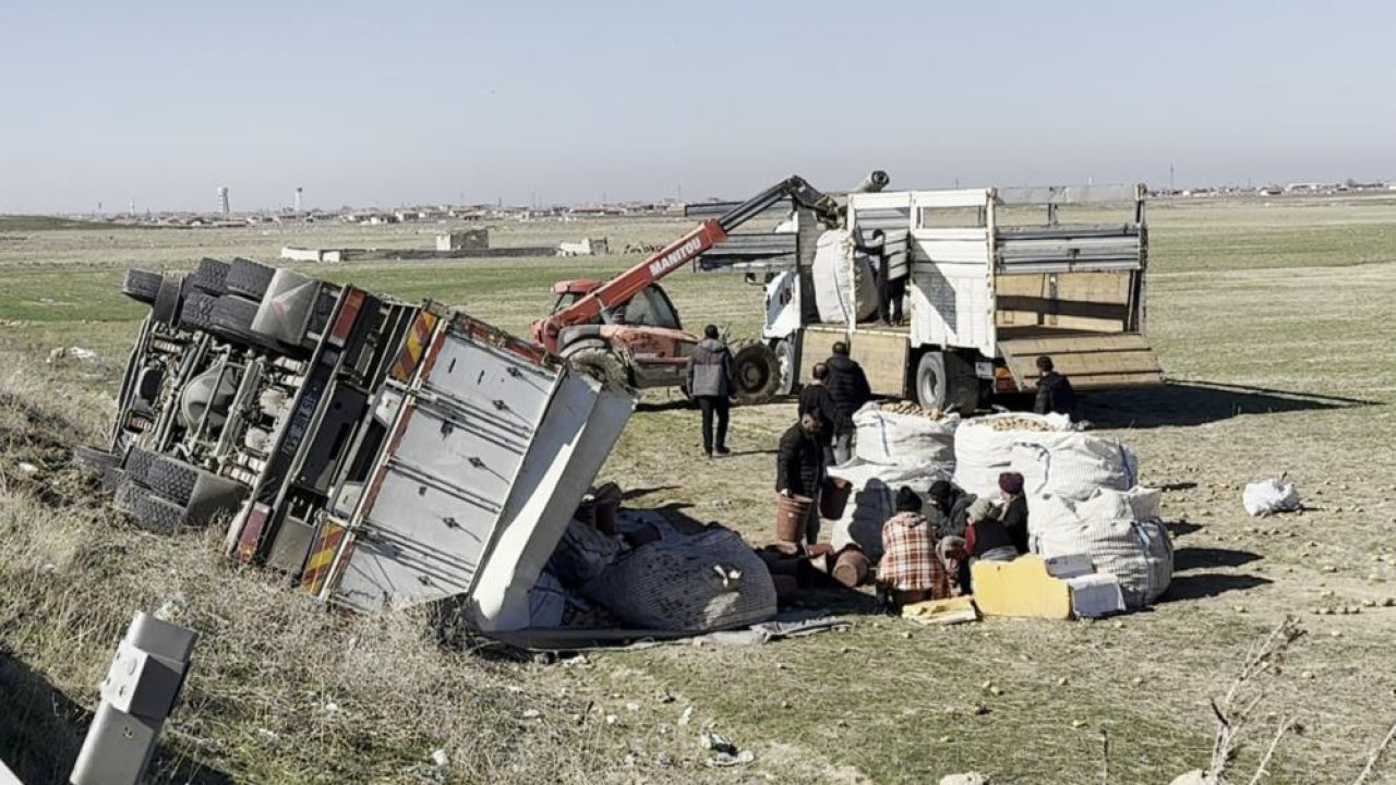 Konya yolunda tonlarca patates yola saçıldı! Aksaray’da feci kaza