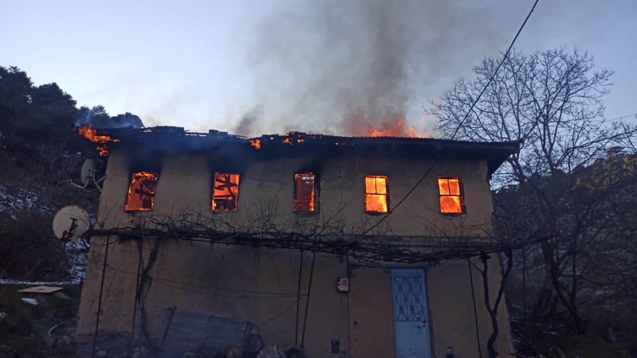 Bursa'da acı olay: Yaşlı kadın evinde çıkan yangında hayatını kaybetti