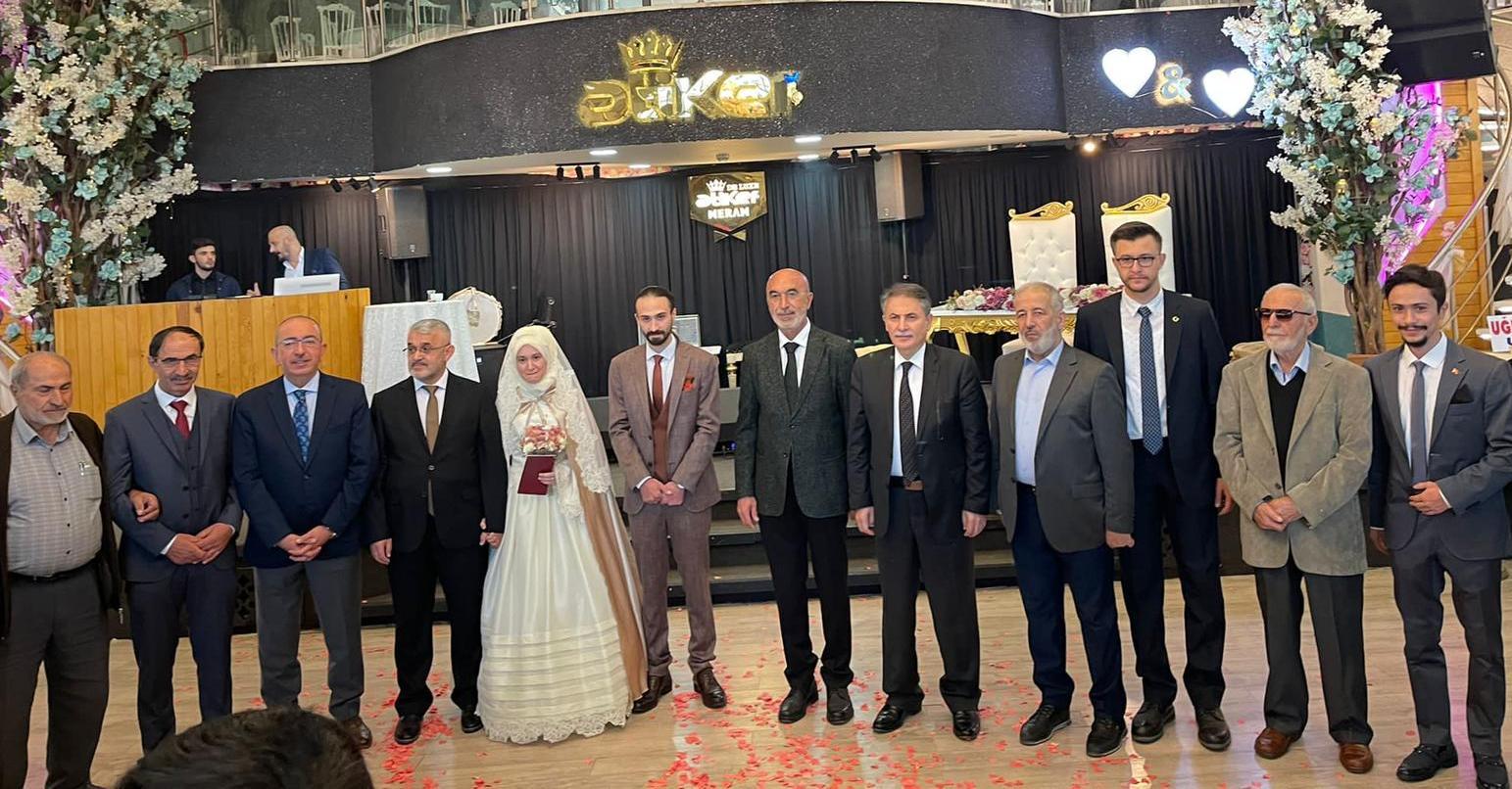 Kaplan ve Özçelik ailelerinin mutlu günü