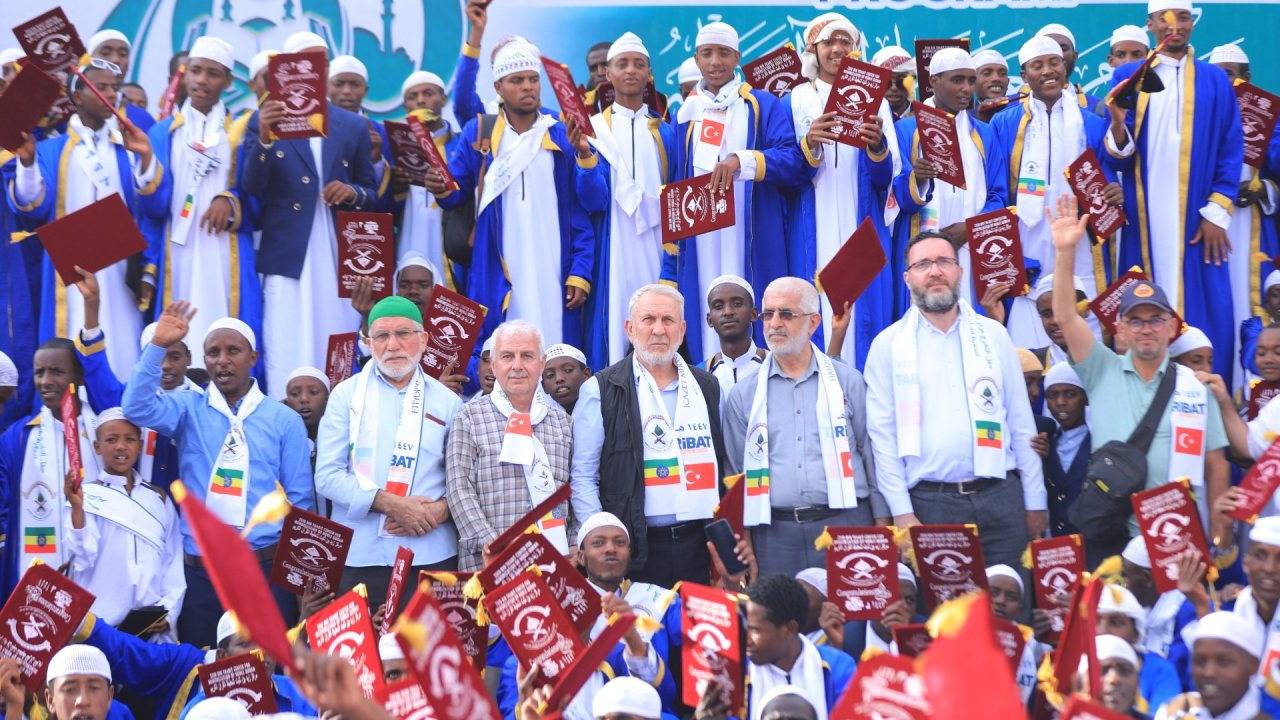 Ribat düzenledi! Etiyopya'da 700 öğrenci hafızlık belgelerini alarak büyük gurur yaşadı