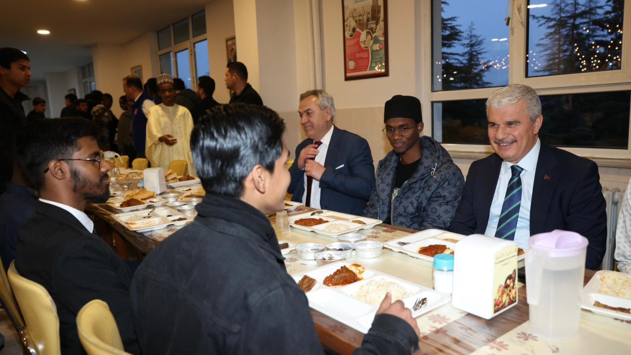 Vali İbrahim Akın’dan anlamlı buluşma! İmam Hatipli gençlerle iftar sofrasında