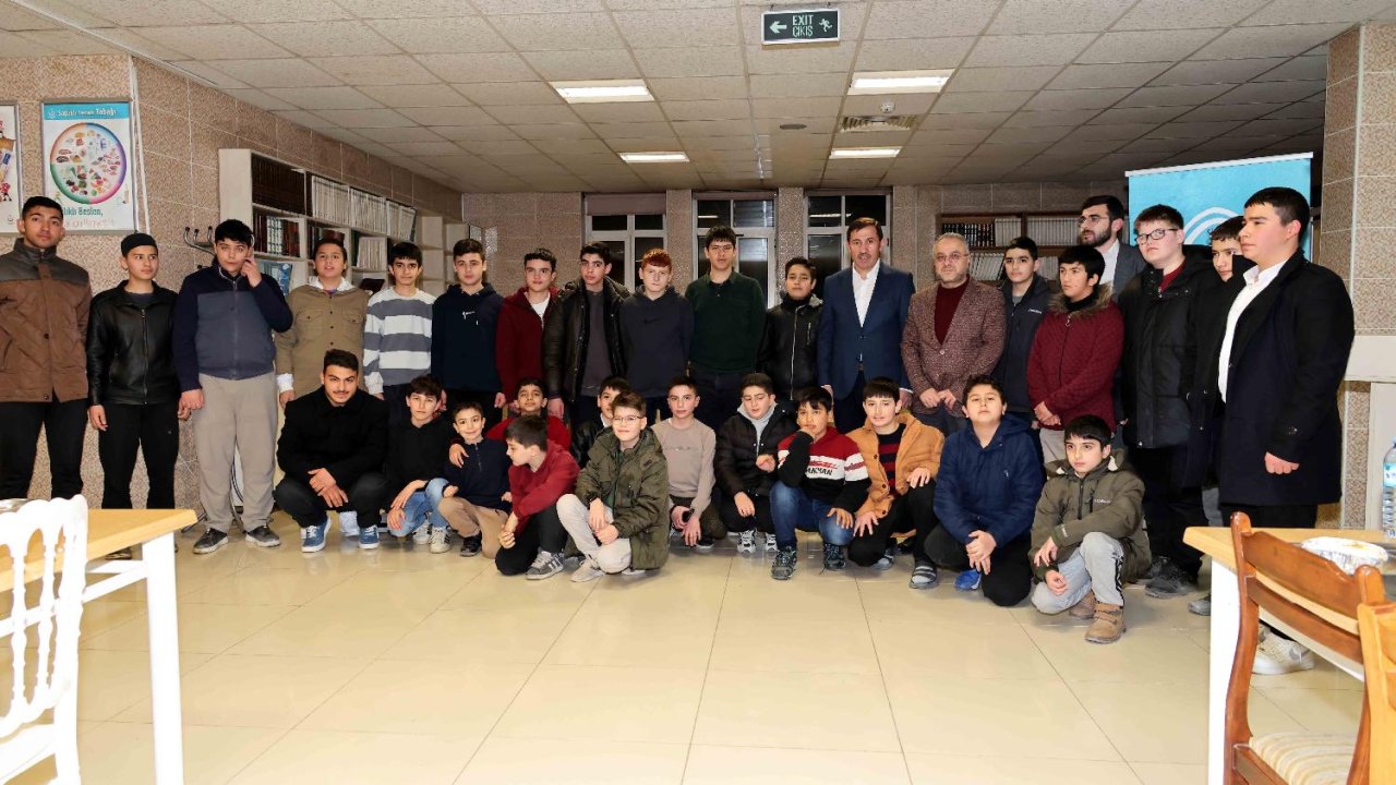 Hasan Kılca Ramazan’da öğrencilerle iftarda, mahallede teravihte!