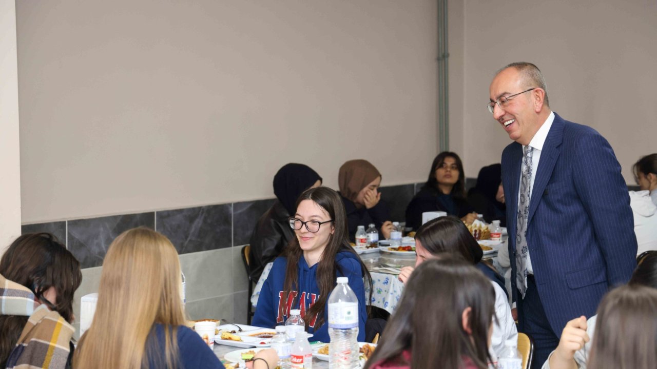 Başkan Kavuş geleneği bozmadı! Meram Fen Lisesi öğrencileriyle iftar sofrasında buluştu