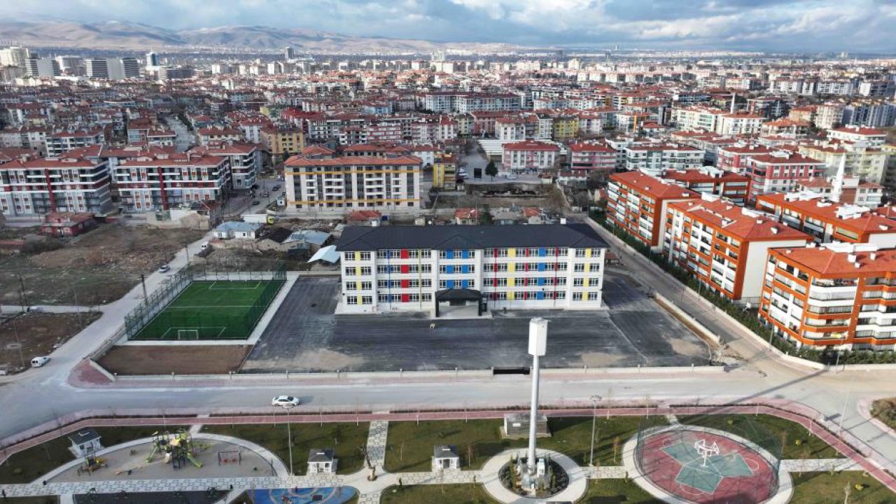 Karatay’da 22 milyonluk spor hamlesi! 8 okula FIFA standardında yeni halı saha