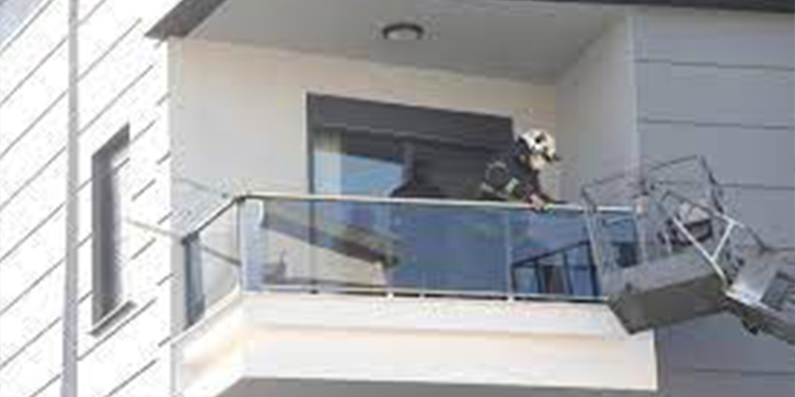 Konya'da kapı kilidi bozulan evde mahsur kalan kadın ile 5 çocuğunu itfaiye kurtardı