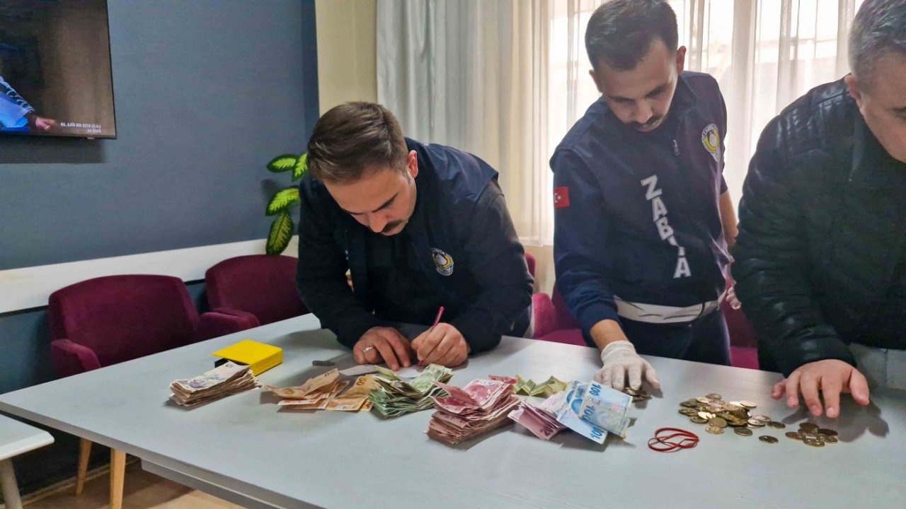 Ramazan’ı fırsata çeviren dilencilere Meram zabıtasından operasyon: Üzerlerinden döviz ve yüklü para çıktı!