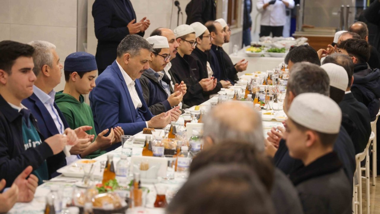 Konya’da duygulandıran buluşma: Bakan Çiftçi eski Kur’an Kursu'nda sahur yaptı!