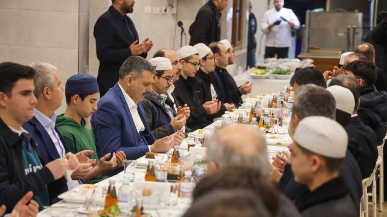 İçişleri Bakanı Mustafa Çiftçi Konya’da sahurda! Kur’an kursu öğrencileriyle aynı sofrada