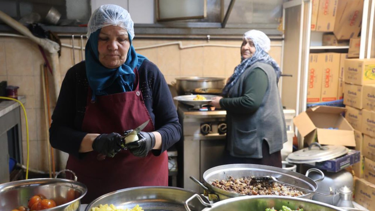 Emekli öğretmen Sema Aydın aşevinde “Anne” oldu: Engelli ve kimsesizler için her gün kazan kaynatıyor