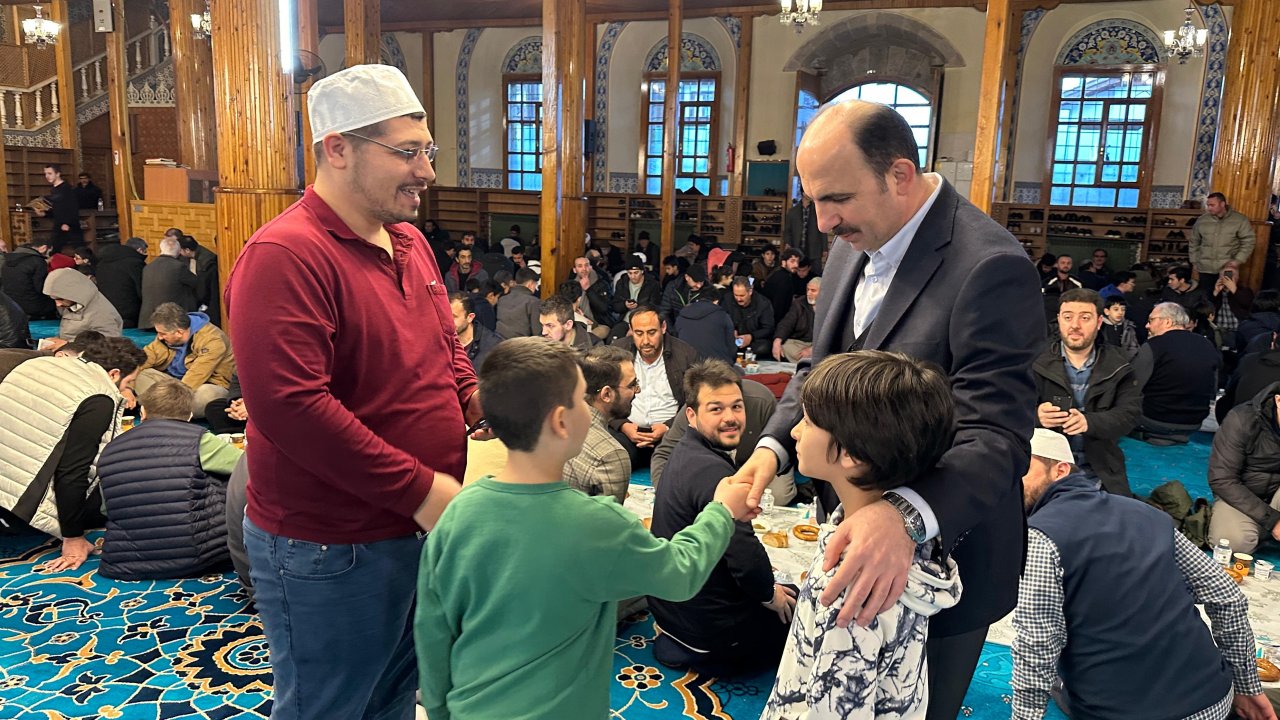 Konya Kapı Camii’nde gelenek yaşatılıyor; Başkan Altay Ümmet İftarı’nın bereketini paylaştı
