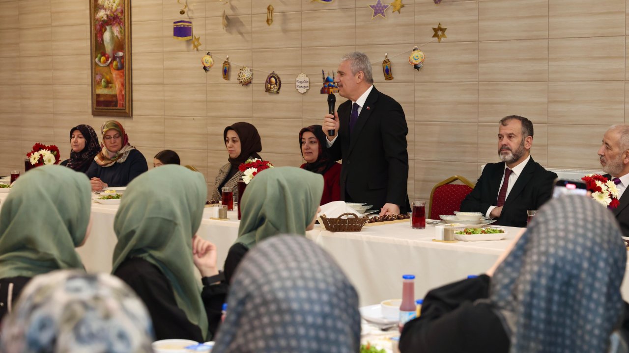 Vali İbrahim Akın ve Eşi Saliha Akın’dan anlamlı iftar! Kur’an Kursu öğrencileriyle aynı sofrada buluştular!