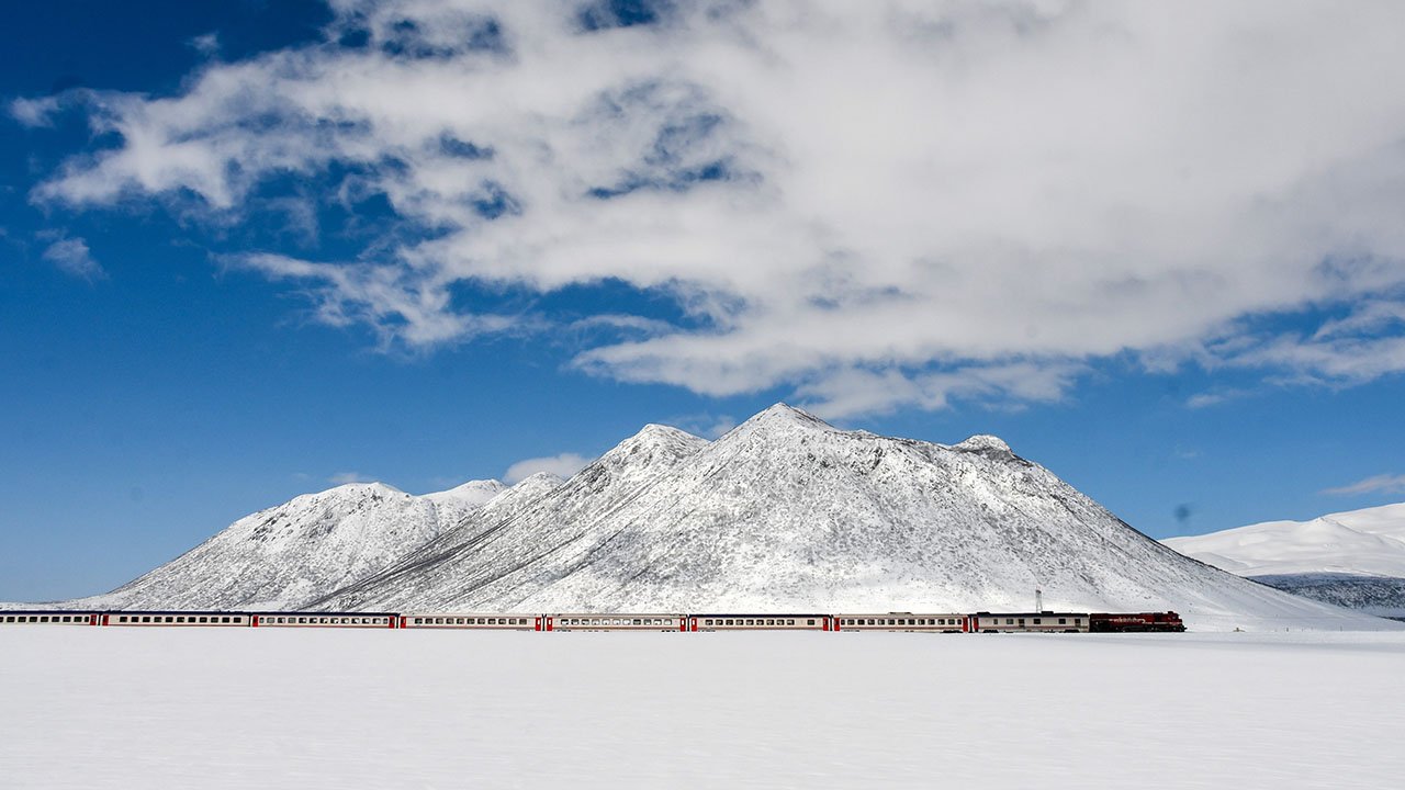 Van Gölü Ekspresi, Kirkor Dağı manzarasıyla eşsiz bir görsel şölen oluşturuyor