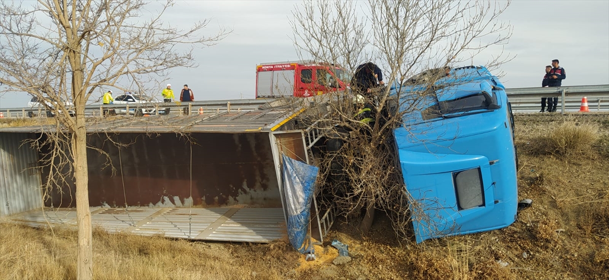 Konya'da şarampole devrilen tırın sürücüsü ağır yaralandı