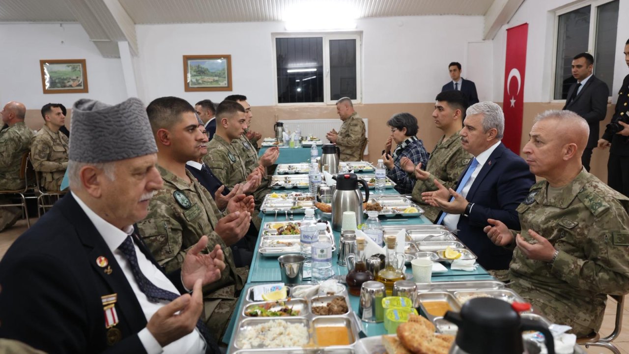 Vali İbrahim Akın, Mehmetçikler ve Şehit Aileleriyle Aynı Sofrada Buluştu