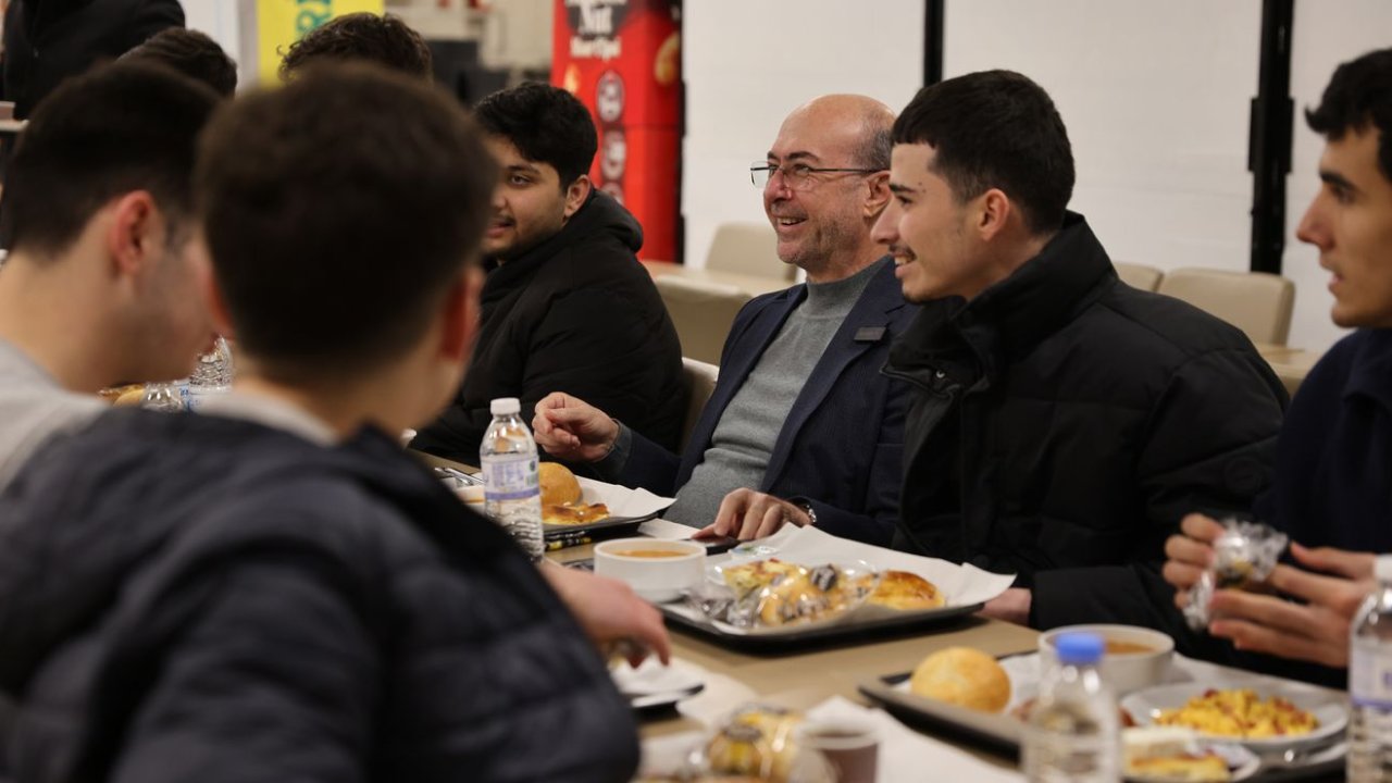 Başkan Pekyatırmacı öğrencilerle sahurda buluştu! Selçuklu’da Ramazan coşkusu!
