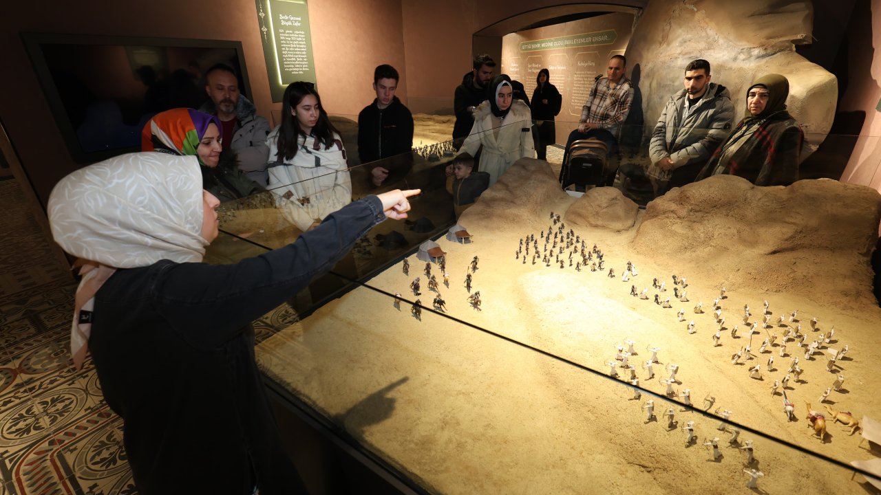 Kadir Gecesi’nde Konya’da manevi coşku zirve yaptı! Siyer ve Mukaddes Emanetler Sergileri dolup taştı!