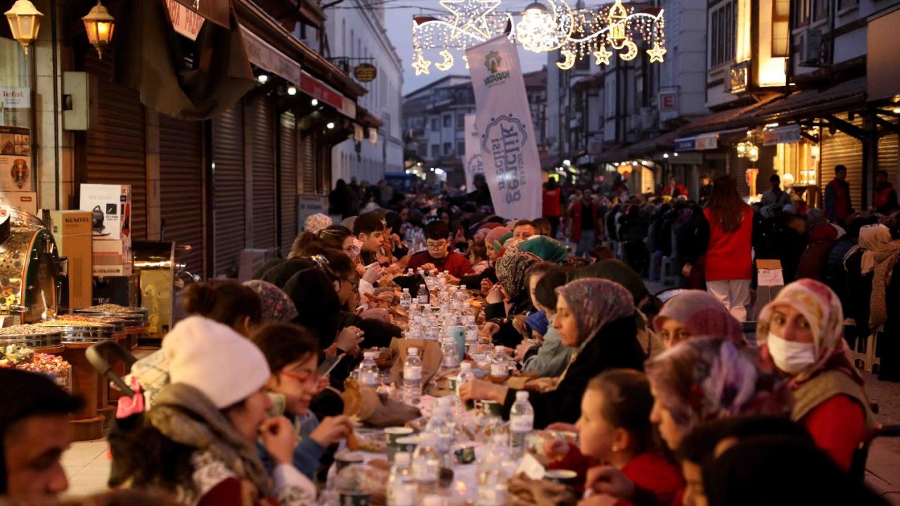 Karatay’da Kadir Gecesi bereketi! Binler aynı sofrada buluştu!