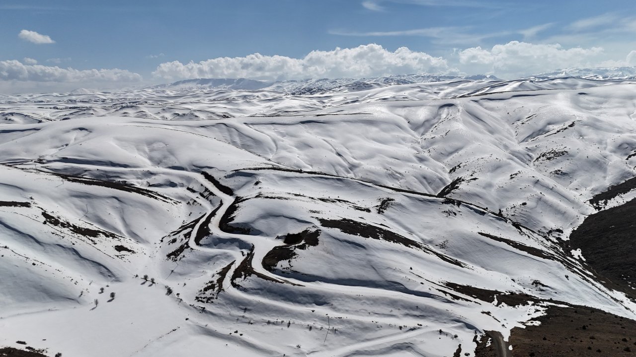 Toroslar’da bahara meydan okuyan kar manzarası! Zirveler hâlâ bembeyaz
