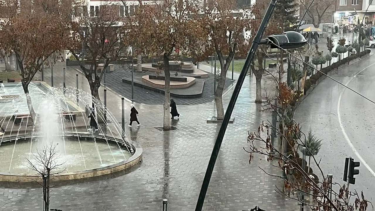 Konya’da hava sürpriz yaptı: Yağmur etkili oluyor