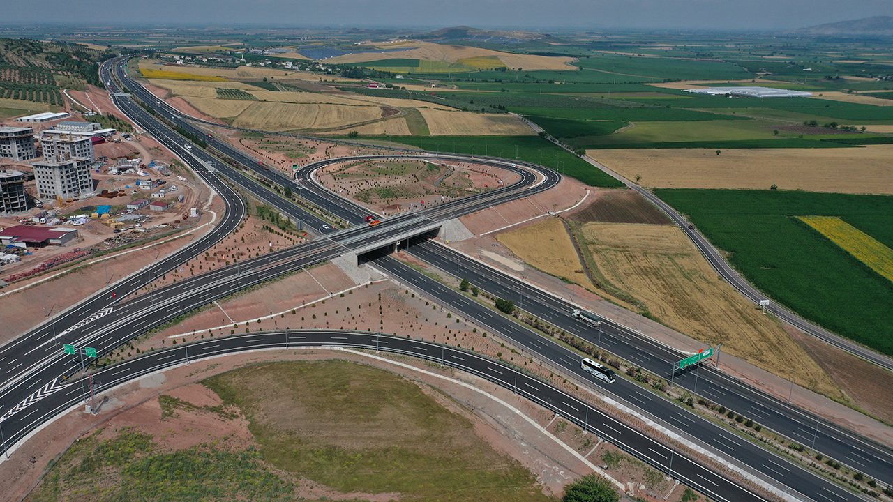 Bayram yoluna çıkacaklar dikkat! Ücretsiz geçiş müjdesi ve kritik yol uyarıları aynı anda geldi