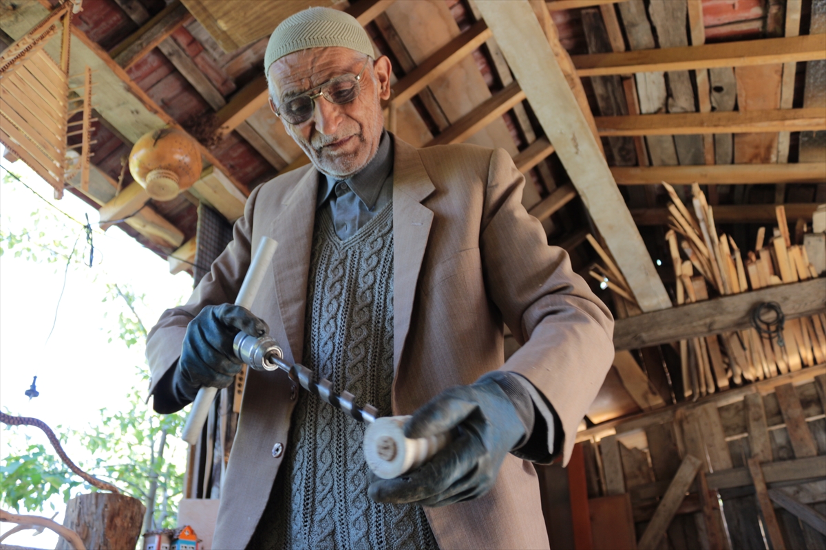 Oyuncak Sevgisini Evinin Bahçesinde Kurduğu Atölyede Yaşatıyor