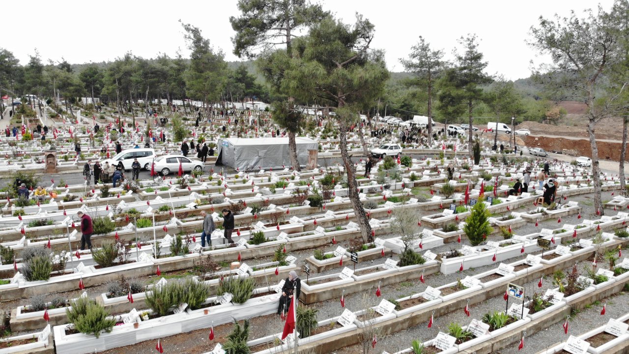 Deprem şehitliğinde buruk bayram
