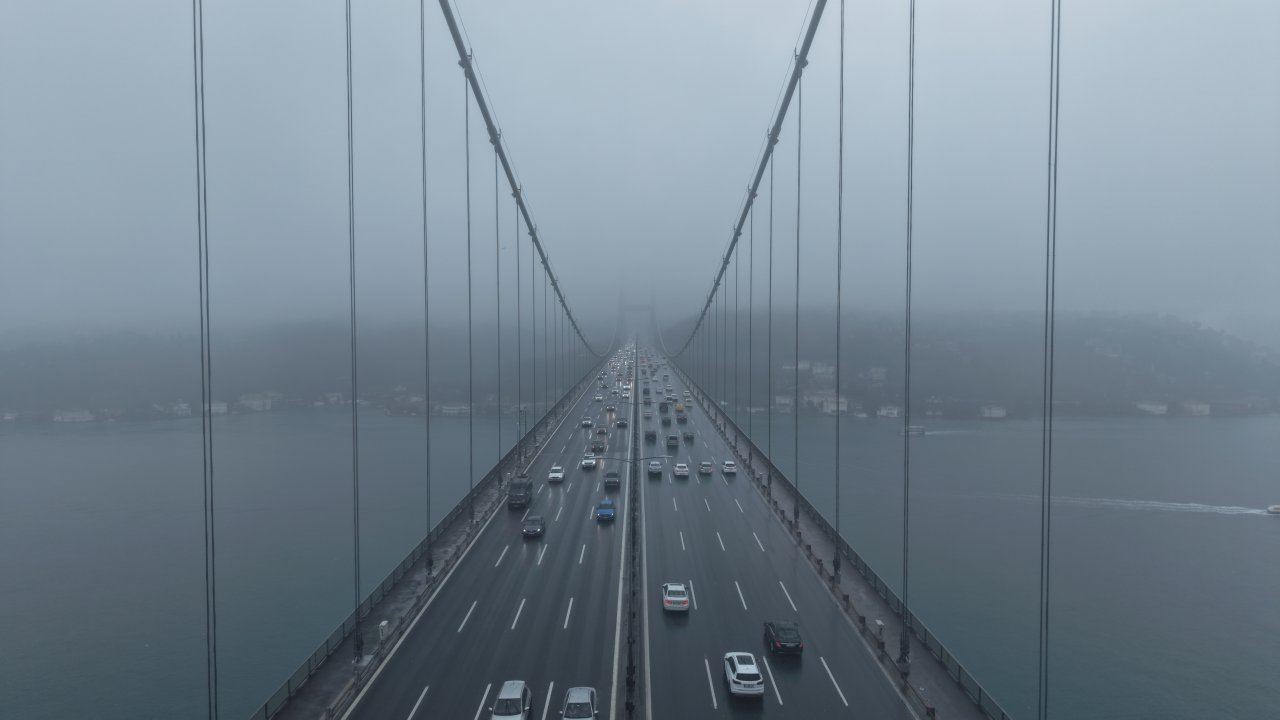 15 Temmuz Şehitler Köprüsü'nde sis manzarası böyle kaydedildi