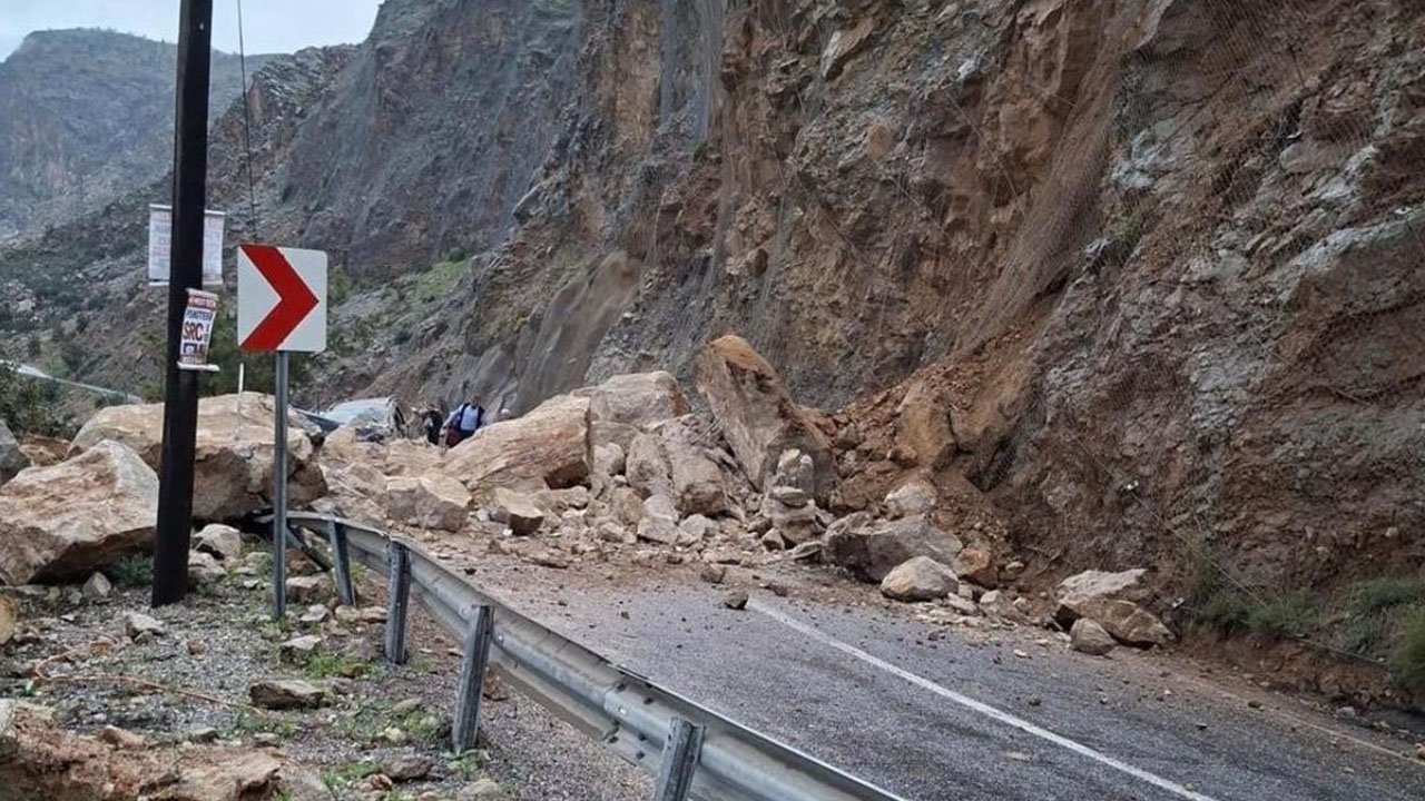 Mersin -  Antalya kara yolunda korkutan heyelan: 1 kişi yaralandı