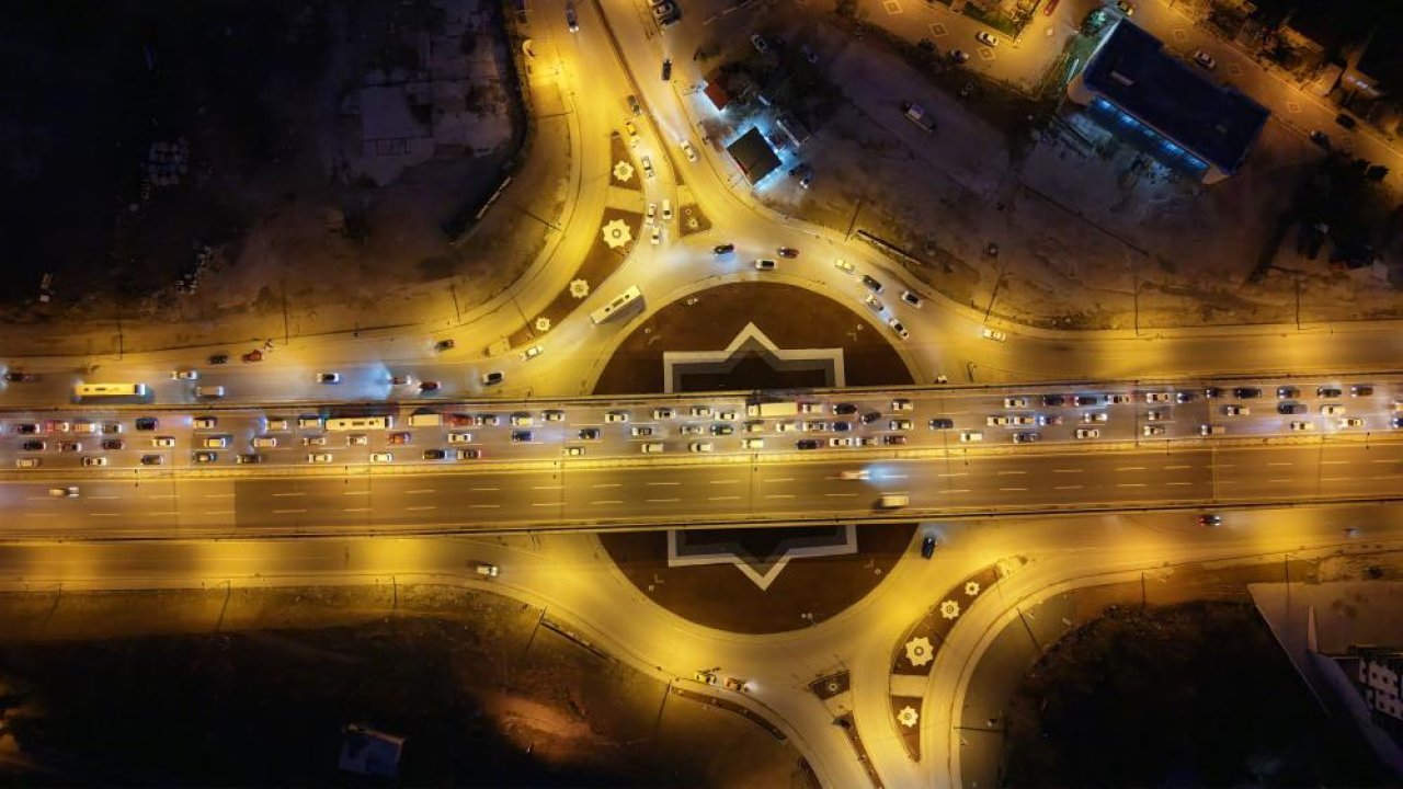 Bayram dönüşü yoğunluk! Kilit kavşakta trafik durma noktasında
