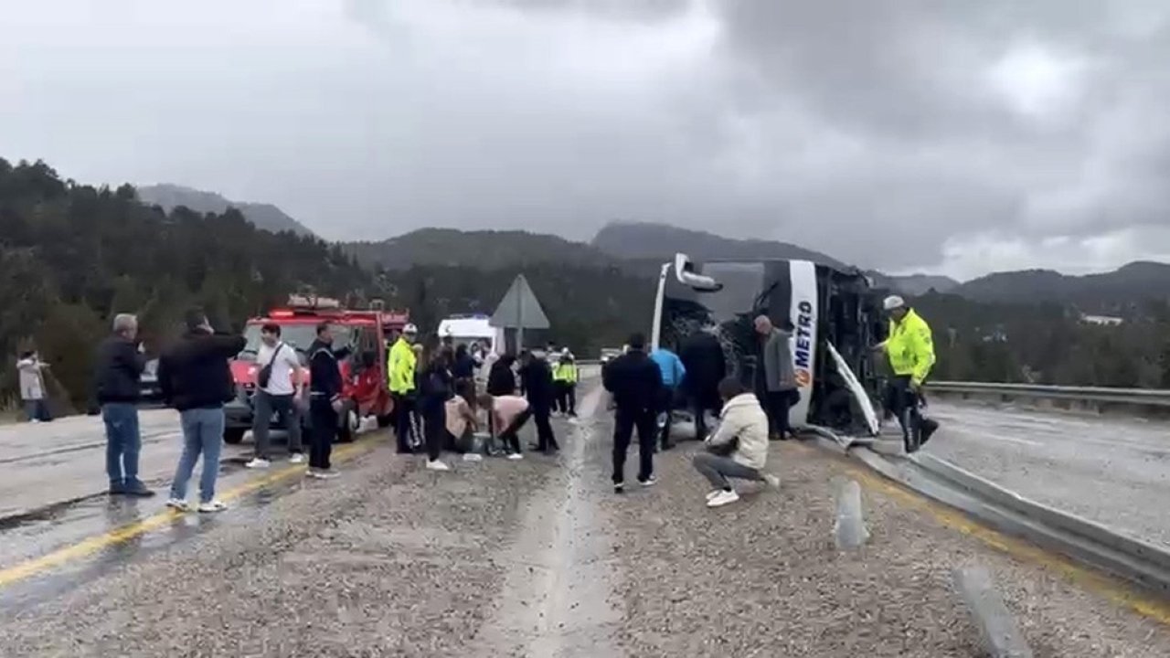 Virajda felaket! Konya’da yolcu otobüsü yan yattı, yaralılar var