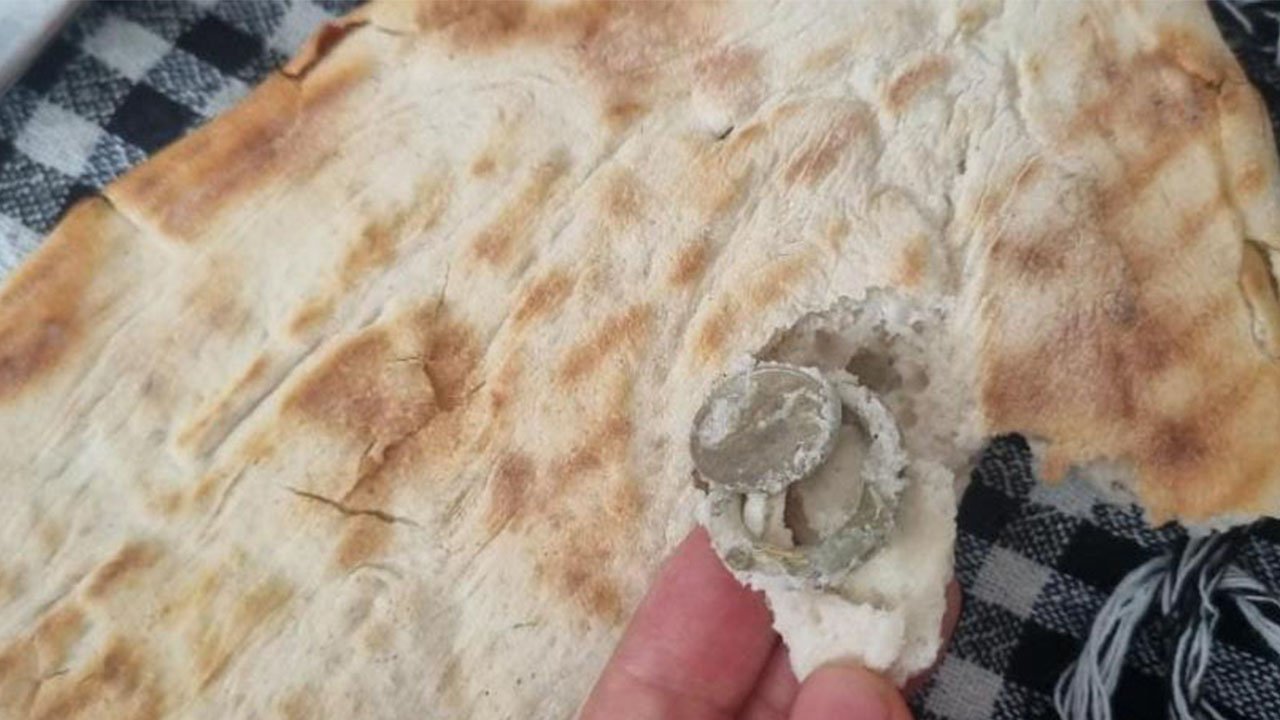 Ekmeğin içinden çıkan şey şaşırttı! Gören gözlerine inanamadı!