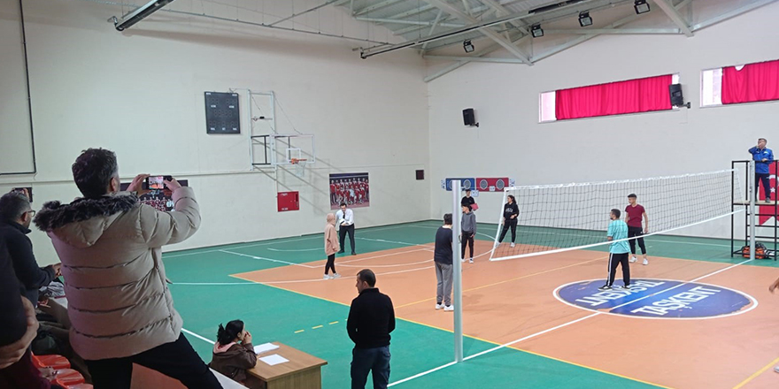 Taşkent'te öğretmenler arası voleybol turnuvası düzenlendi