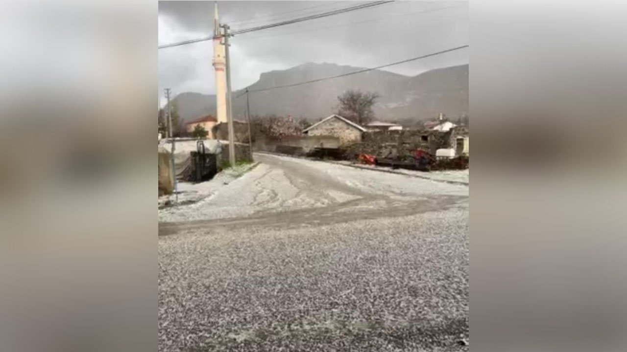 Konya Karapınar’da şaşırtan dolu: Mahalle beyaza büründü!